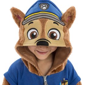 Kind im Paw Patrol Chase Kostüm mit blauer Weste, Kapuze und Polizeimütze – lacht in die Kamera.