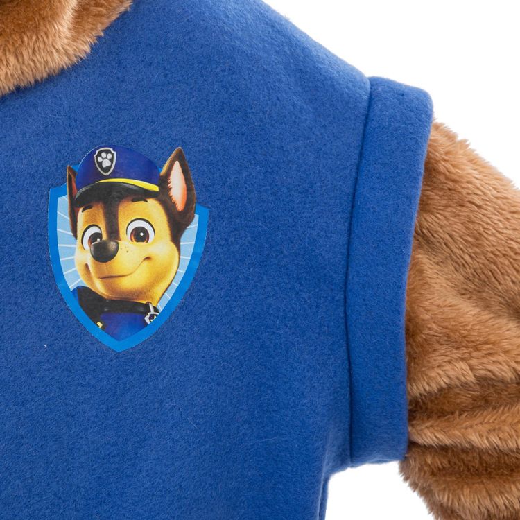 Kind im Paw Patrol Chase Kostüm mit blauer Weste, Kapuze und Polizeimütze – lacht in die Kamera.