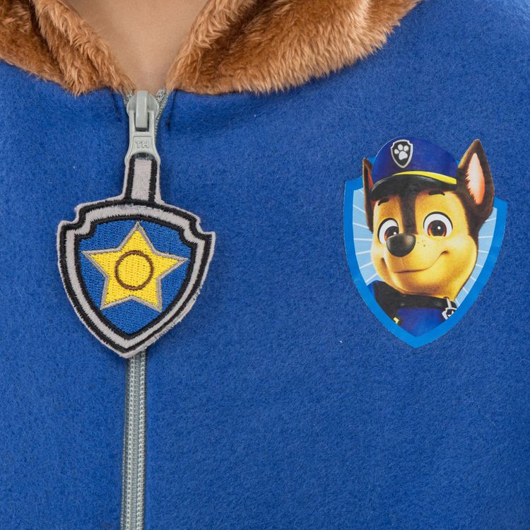 Kind im Paw Patrol Chase Kostüm mit blauer Weste, Kapuze und Polizeimütze – lacht in die Kamera.