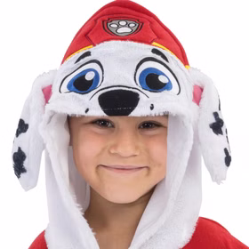 Kind trägt Kapuze des Marshall Kostüms mit großen blauen Augen, Feuerwehrhelm und Dalmatinerohren.
