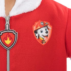 Kind im Paw Patrol Marshall Kostüm mit roter Jacke, Dalmatinerhose und Kapuze mit Marshalls Gesicht.