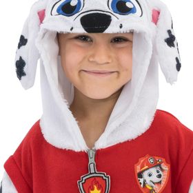 Kind im Paw Patrol Marshall Kostüm mit roter Jacke, Dalmatinerhose und Kapuze mit Marshalls Gesicht.