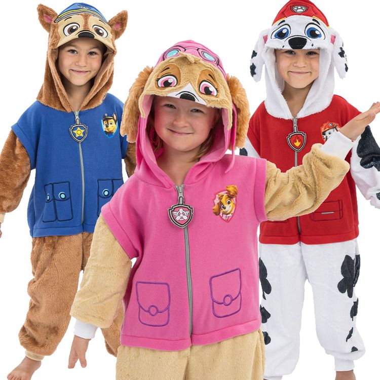 Kind im Paw Patrol Marshall Kostüm mit roter Jacke, Dalmatinerhose und Kapuze mit Marshalls Gesicht.