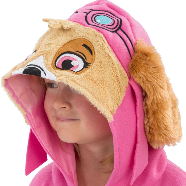 Kind trägt das Paw Patrol Skye Kostüm und hebt fröhlich den Arm – Vorderansicht.