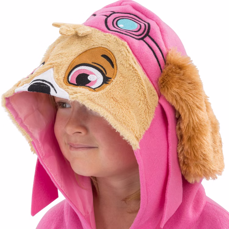 Paw Patrol Kostüm Skye Deluxe Kostüm Flugzeug Hund für Kinder Gr. 104-116 Tier Tierkostüm Lizenzkostüm Fasching Karneval Mottoparty Kindergeburtstag Detailaufnahme der Kapuze mit Skyes Gesicht, Fliegerbrille und Plüsch-Ohren.