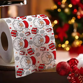 Toilettenpapierrolle mit Weihnachtsmann-Motiv im festlich geschmückten Badezimmer.