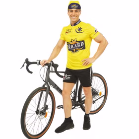 Radfahrer Kostüm La Grande Tournee Gelbes Trikot Sportler-Outfit für Herren Gr. S-XL Sport Sportler witzig Spaßkostüm Fasching Karneval Mottoparty Gruppenkostüm Mann im gelben Radfahrer-Kostüm mit Fahrrad, lächelt in die Kamera.