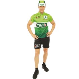 Mann im grünen Radfahrer-Kostüm mit Fahrrad, zeigt lachend auf sein Trikot.
