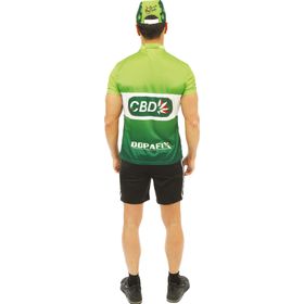 Mann im grünen Radfahrer-Kostüm mit Fahrrad, zeigt lachend auf sein Trikot.