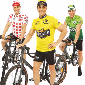 Radfahrer Kostüm La Grande Tournee Grünes Trikot Sprinter-Outfit für Herren Gr. S-XL CBD Sport Sportler witzig Spaßkostüm Fasching Karneval Mottoparty Gruppenkostüm Drei Männer mit gelbem, grünem und gepunktetem Trikot als Gruppenkostüm.