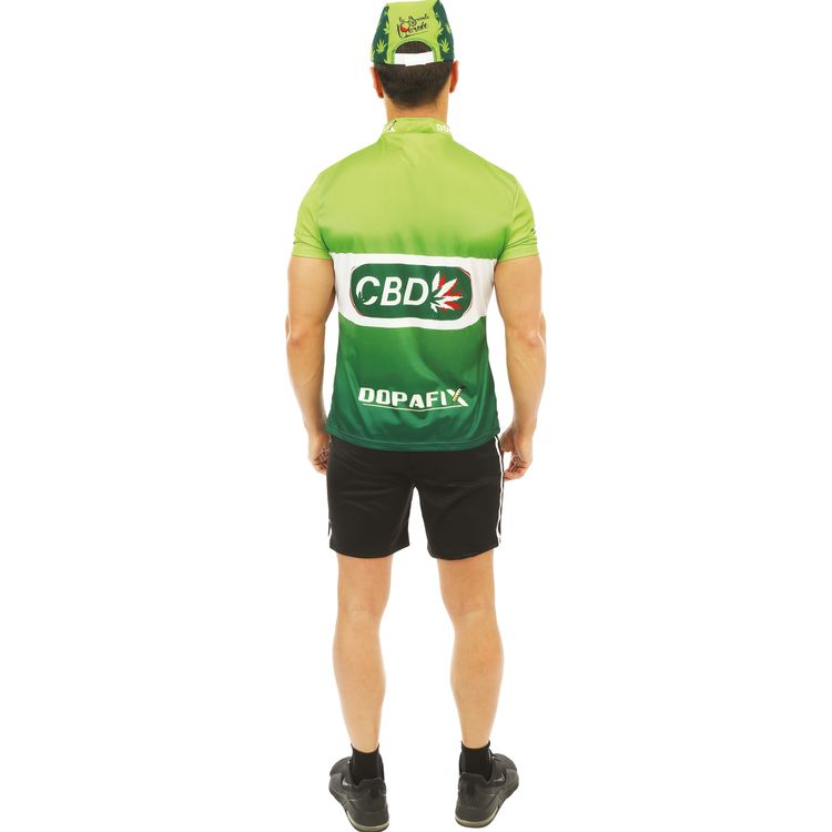 Mann im grünen Radfahrer-Kostüm mit Fahrrad, zeigt lachend auf sein Trikot.