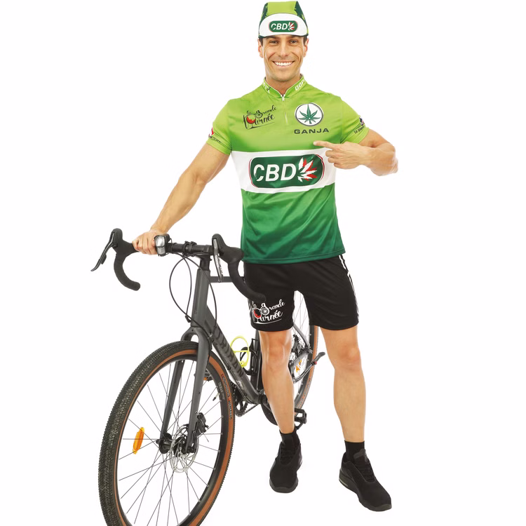 Radfahrer Kostüm La Grande Tournee Grünes Trikot Sprinter-Outfit für Herren Gr. S-XL CBD Sport Sportler witzig Spaßkostüm Fasching Karneval Mottoparty Gruppenkostüm Mann im grünen Radfahrer-Kostüm mit Fahrrad, zeigt lachend auf sein Trikot.