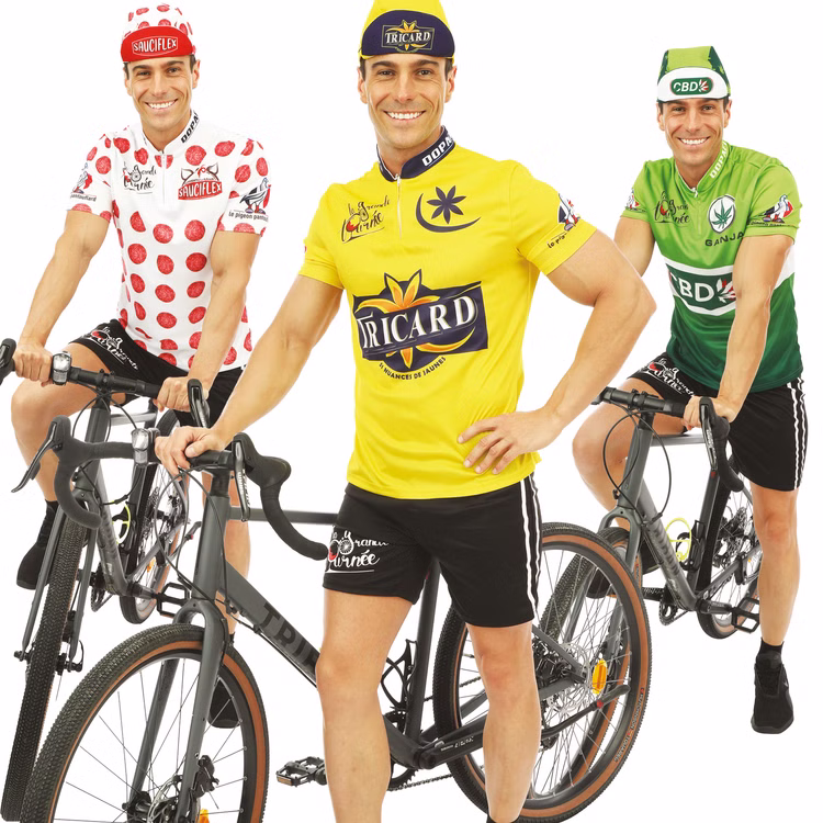 Radfahrer Kostüm La Grande Tournee Grünes Trikot Sprinter-Outfit für Herren Gr. S-XL CBD Sport Sportler witzig Spaßkostüm Fasching Karneval Mottoparty Gruppenkostüm Drei Männer mit gelbem, grünem und gepunktetem Trikot als Gruppenkostüm.