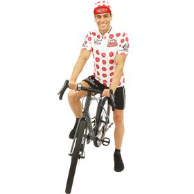 Mann im weißen, gepunkteten Radfahrer-Kostüm mit Mütze und Fahrrad.