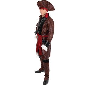 Mann im braun-schwarzen Piratenkostüm mit Dreispitz und rotem Gürtel, Frontalansicht.
