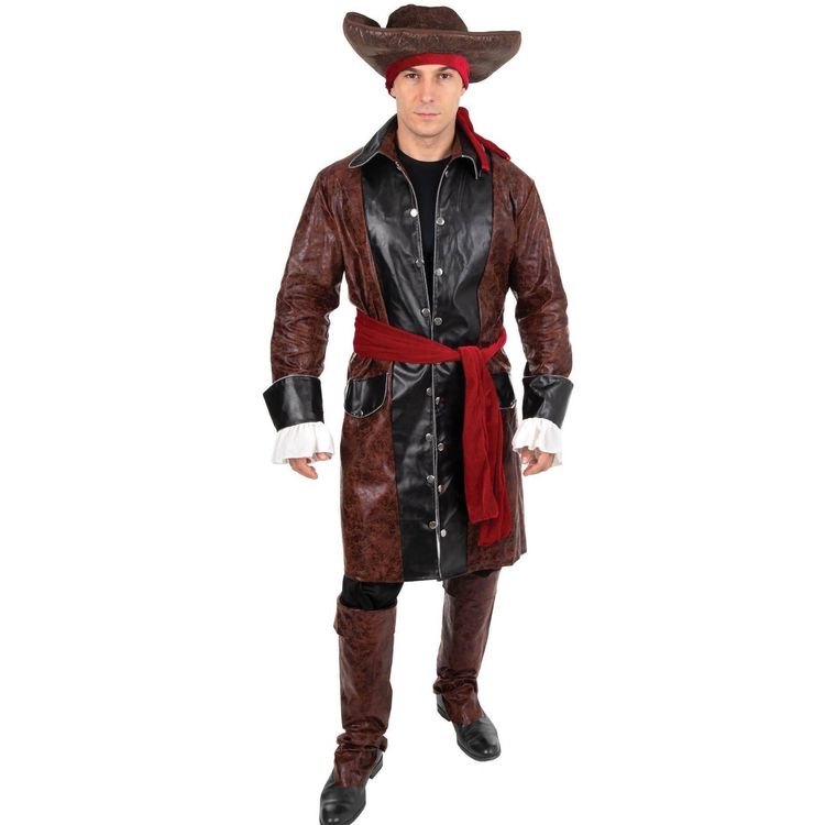 Mann im braun-schwarzen Piratenkostüm mit Dreispitz und rotem Gürtel, Frontalansicht.