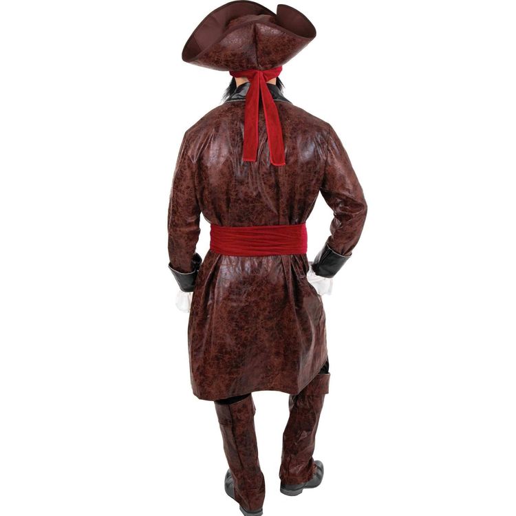 Mann im braun-schwarzen Piratenkostüm mit Dreispitz und rotem Gürtel, Frontalansicht.