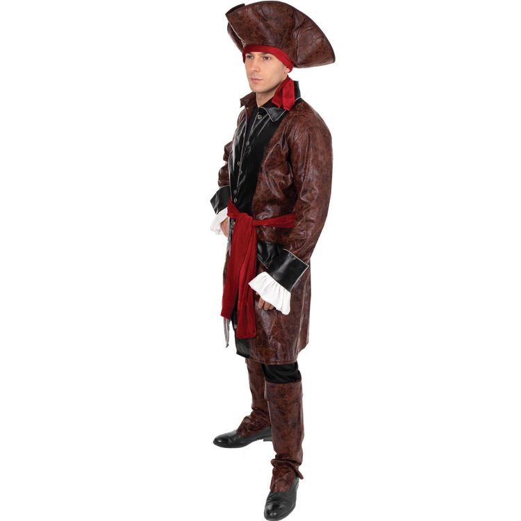Mann im braun-schwarzen Piratenkostüm mit Dreispitz und rotem Gürtel, Frontalansicht.
