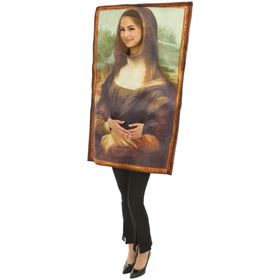 Frau im Mona-Lisa-Kostüm mit klassischem Gemäldedruck, Frontalansicht.