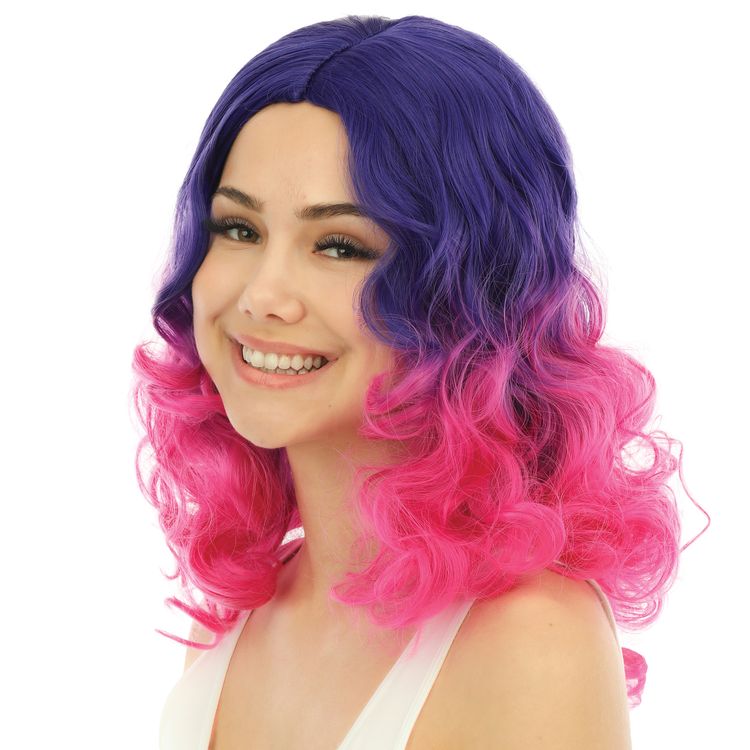 Candy Langhaar Locken-Perücke Lila Pink frisierbar & hitzebeständig für Damen Frau mit lila-pinker Langhaarperücke in Frontansicht.