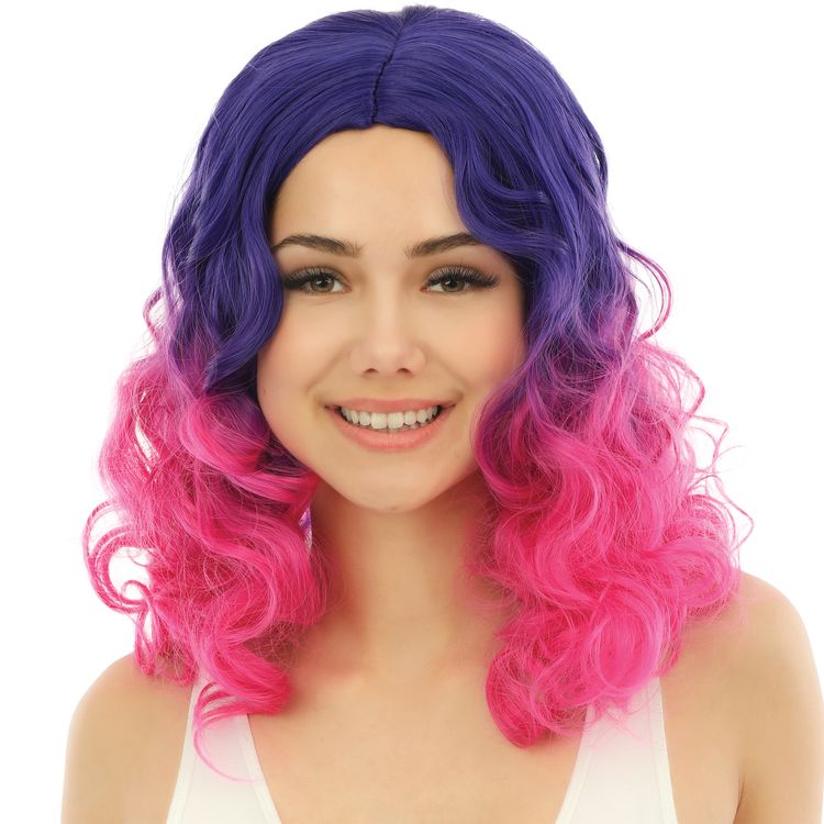 Candy Langhaar Locken-Perücke Lila Pink frisierbar & hitzebeständig für Damen Frau mit lila-pinker Langhaarperücke in Frontansicht.