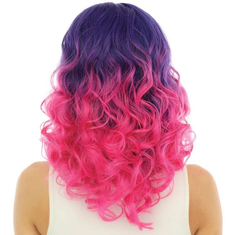Candy Langhaar Locken-Perücke Lila Pink frisierbar & hitzebeständig für Damen Frau mit lila-pinker Langhaarperücke in Frontansicht.