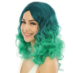 Frau mit türkis-grüner Langhaarperücke im Ombre-Look, Frontansicht.