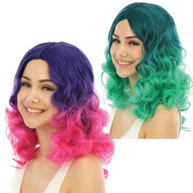 Frau mit türkis-grüner Langhaarperücke im Ombre-Look, Frontansicht.