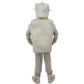Kind im silbernen Roboterkostüm mit buntem Frontpanel, Frontansicht.