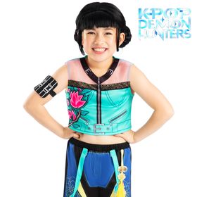 Detailansicht der KPop Demon Hunters Zoey Perücke für Kinder mit sauber geschnittenem Pony und Dutts.