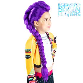 Schräg fotografierte Rumi Lizenz-Perücke für Kinder, lila Flechtzopf und voluminöse Hochsteck-Frisur gut sichtbar.