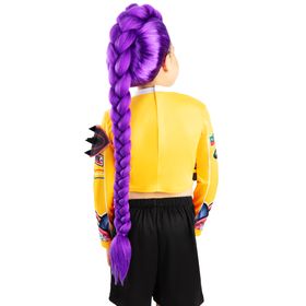 Schräg fotografierte Rumi Lizenz-Perücke für Kinder, lila Flechtzopf und voluminöse Hochsteck-Frisur gut sichtbar.