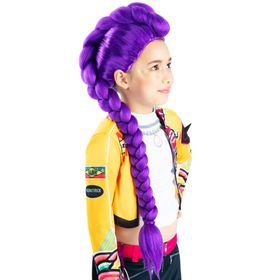 Schräg fotografierte Rumi Lizenz-Perücke für Kinder, lila Flechtzopf und voluminöse Hochsteck-Frisur gut sichtbar.