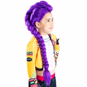 Detailreiche Seitenansicht der lila Kinderperücke Rumi mit geflochtener Frisur und glänzender Haarstruktur.