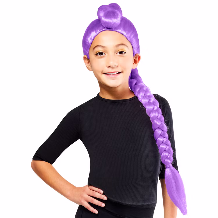 KPop Demon Hunters Perücke Rumi Lila Lizenz-Perücke für Kinder Kostüm-Zubehör Filmheld Accessoire Fasching Karneval Mottoparty Lizenzperücke Kinder-Lizenzperücke Rumi in Lila mit geflochtenem Langzopf und Hochsteck-Optik, frontal fotografiert vor weißem Hintergrund.
