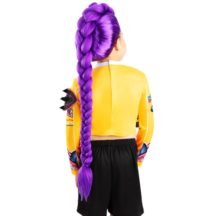 Schräg fotografierte Rumi Lizenz-Perücke für Kinder, lila Flechtzopf und voluminöse Hochsteck-Frisur gut sichtbar.