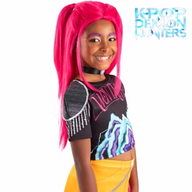 KPop Demon Hunters Perücke Mira Pink Lizenz-Perücke für Kinder Kostüm-Zubehör Filmheld Accessoire Fasching Karneval Mottoparty Lizenzperücke Offizielle KPop Demon Hunters Lizenzperücke für Kinder, Modell Mira, lange pinke Haare mit hohem Ansatz, seitliche Ansicht vor neutralem Hintergrund.
