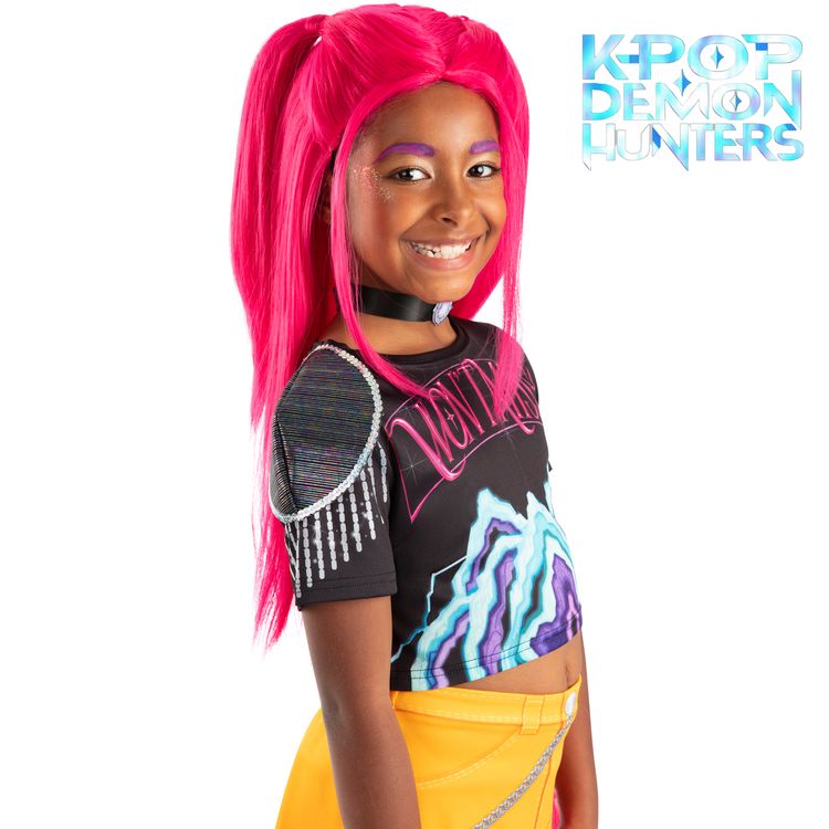Kinderperücke „Mira Pink“ aus der KPop Demon Hunters Serie, pinkfarbene Langhaar-Perücke in charakteristischer Stylingform, schräg von vorne fotografiert.
