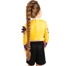 Kind im KPop Demon Hunters Kostüm Rumi Golden Deluxe in gelb, schwarz und pink, Frontansicht mit Serienlogo, sportliches Lizenzkostüm für Kinder.