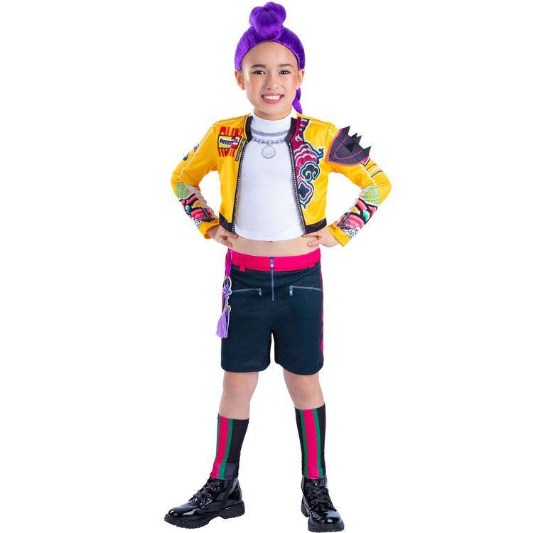 KPop Demon Hunters Kostüm Rumi Core für Kinder Ein Kind trägt das KPop Demon Hunters Kostüm „Rumi Core“ mit gelber Jacke, Shorts und Beinstulpen und lächelt in die Kamera.