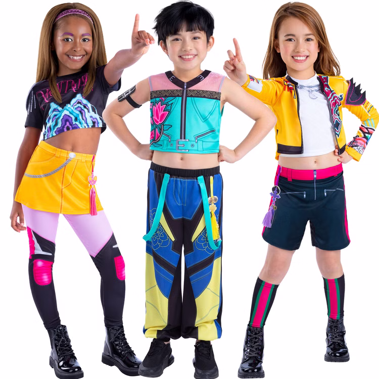 KPop Demon Hunters Kostüm Rumi Core für Kinder 7-13 Jahre Lizenzkostüm Original Kinderkostüm Filmheld Fasching Karneval Mottoparty Rollenspiel Cosplay KPop-Style Drei Kinder tragen unterschiedliche KPop Demon Hunters Lizenzkostüme, Gruppenbild mit verschiedenen Charakteren aus der Serie vor weißem Hintergrund.