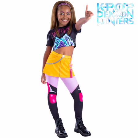 KPop Demon Hunters Kostüm Mira Core für Kinder 7-13 Jahre Lizenzkostüm Original Kinderkostüm Filmheld Fasching Karneval Mottoparty Rollenspiel Cosplay KPop-Style Kind trägt das Mira-Core Kostüm bestehend aus gelbem Rock, Crop-Top und bunten Leggings in Demon-Hunters-Optik. Frontansicht mit Serienlogo.