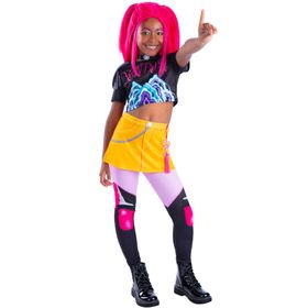 Kind trägt das Mira-Core Kostüm mit pinker Perücke, gelbem Rock, Crop-Top und bunten Leggings in Demon-Hunters-Optik.