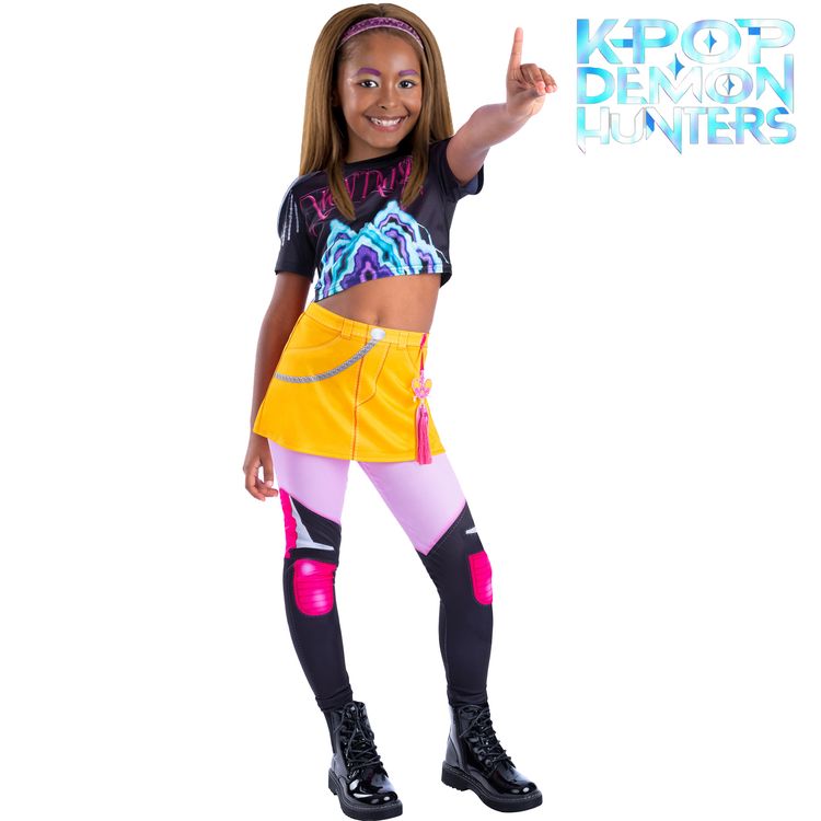 Kind trägt das Mira-Core Kostüm bestehend aus gelbem Rock, Crop-Top und bunten Leggings in Demon-Hunters-Optik. Frontansicht mit Serienlogo.