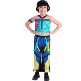 Kind trägt das KPop Demon Hunters Zoey-Core Kostüm mit türkisfarbenem Oberteil und weiter, bunt bedruckter Hose.