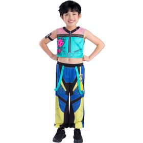Kind trägt ein KPop Demon Hunters Kinderkostüm mit türkisfarbenem Crop-Top, bedruckter Hose in Blau-Gelb und schwarzen Sneakers. Das Kind steht frontal mit Händen in die Hüften gestützt vor weißem Hintergrund mit Serienlogo.