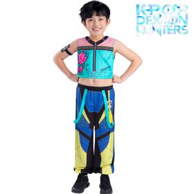 Kind trägt ein KPop Demon Hunters Kinderkostüm mit türkisfarbenem Crop-Top, bedruckter Hose in Blau-Gelb und schwarzen Sneakers. Das Kind steht frontal mit Händen in die Hüften gestützt vor weißem Hintergrund mit Serienlogo.