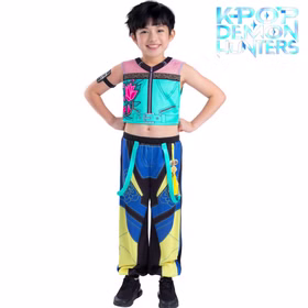 KPop Demon Hunters Kostüm Zoey Core für Kinder 7-13 Jahre Lizenzkostüm Original Kinderkostüm Filmheld Fasching Karneval Mottoparty Rollenspiel Cosplay KPop-Style Kind trägt ein KPop Demon Hunters Kinderkostüm mit türkisfarbenem Crop-Top, bedruckter Hose in Blau-Gelb und schwarzen Sneakers. Das Kind steht frontal mit Händen in die Hüften gestützt vor weißem Hintergrund mit Serienlogo.