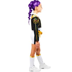 Kind trägt das Rumi Core Golden Deluxe Kostüm mit schwarzem Glitzer-Oberteil, goldenen Details, Shorts und Beinstulpen.