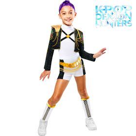 Kind trägt das Rumi Core Golden Deluxe Kostüm mit schwarzem Glitzer-Oberteil, goldenen Details, Shorts und Beinstulpen.